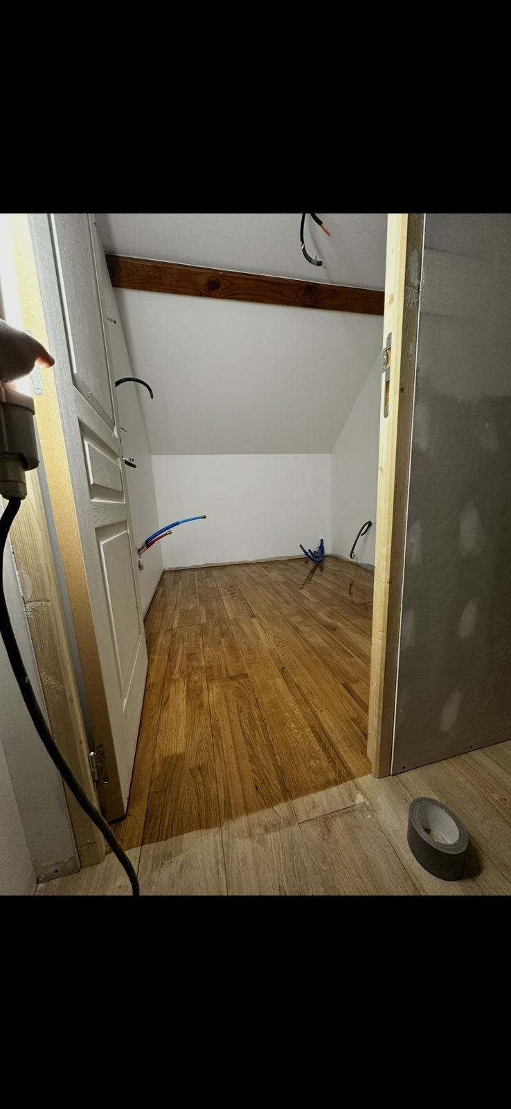 Couloir avec sol bois clair posé en Deux-Sèvres