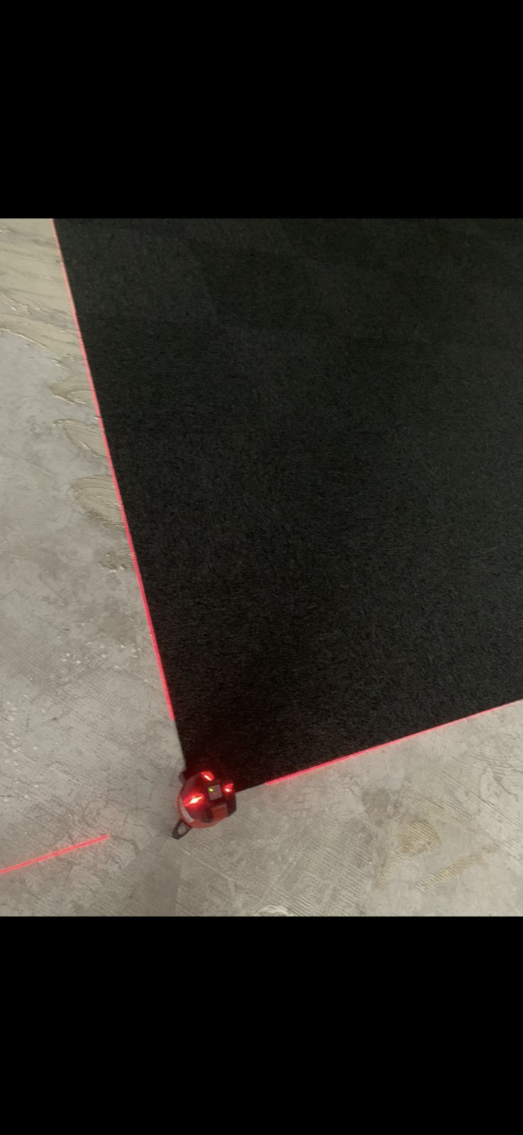 Traçage laser sur dalles de moquette lors d'une pose de sol en Deux-Sèvres