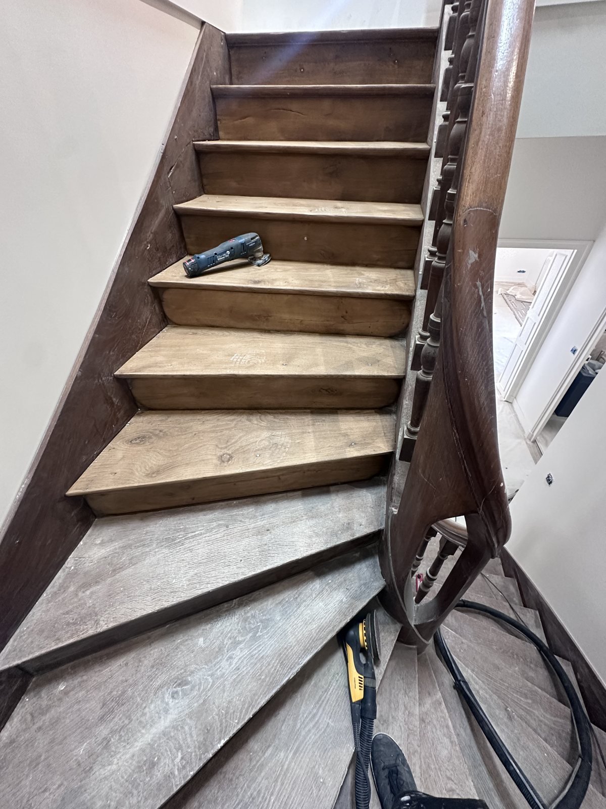 Escalier en bois en cours de rénovation et de remise en peinture en Deux-Sèvres