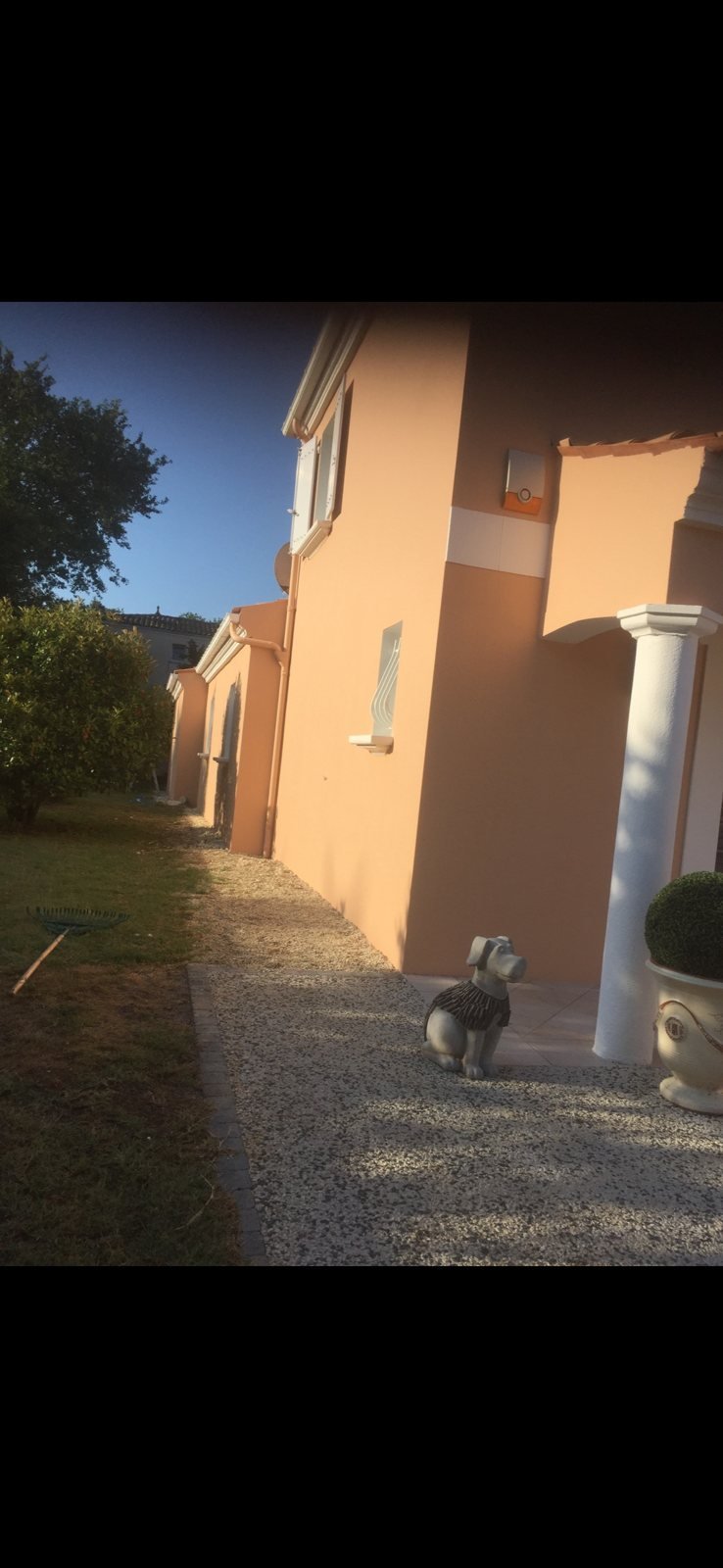 Façade de maison peinte dans un ton saumon en Deux-Sèvres