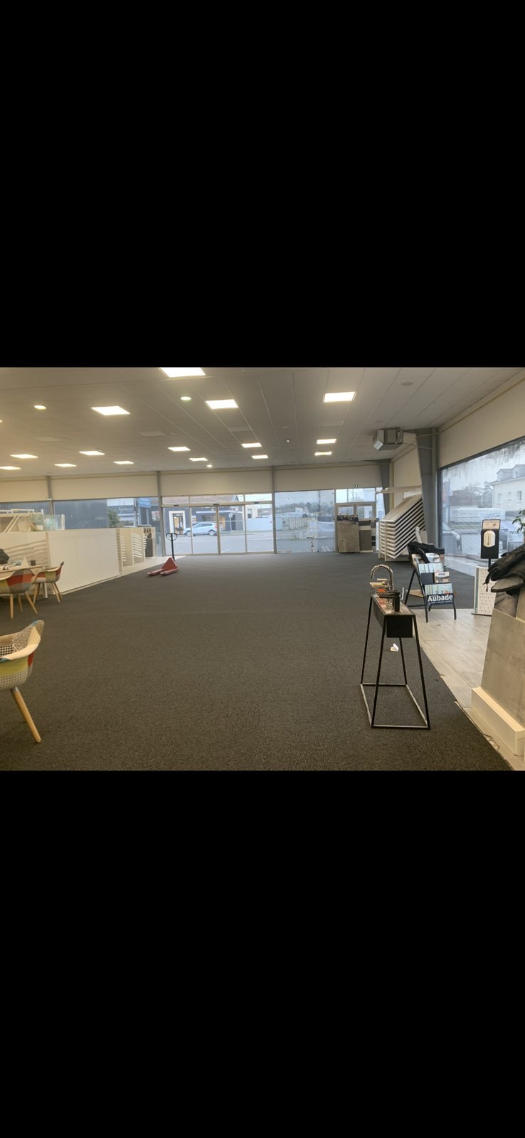 Moquette grise posée dans un magasin équipé en Deux-Sèvres