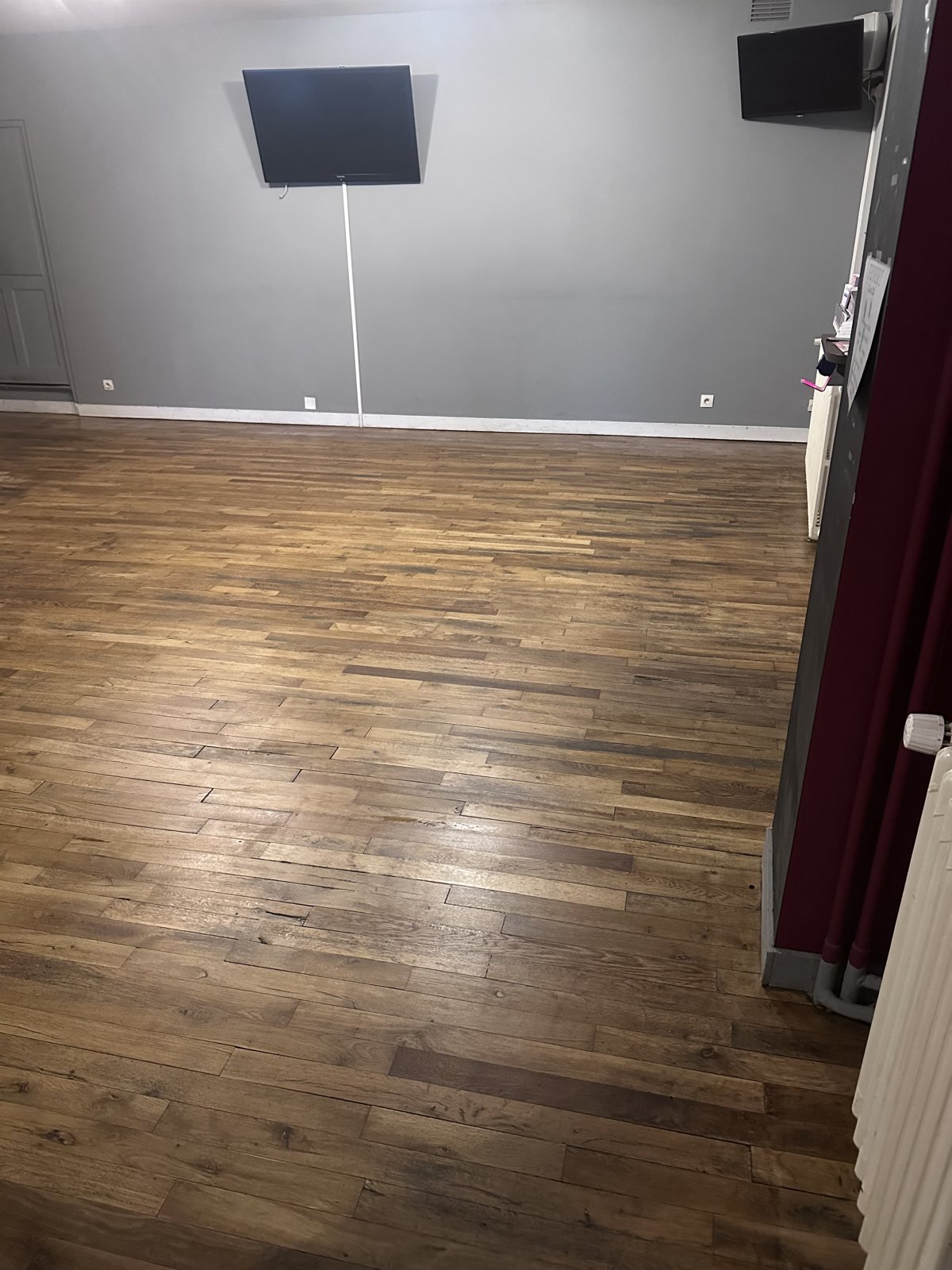 Parquet foncé posé dans la salle d'un bar en Deux-Sèvres