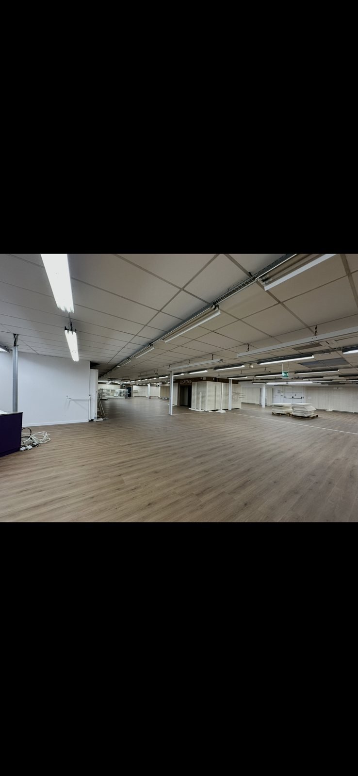 Sol PVC imitation bois clair posé sur un plateau de bureaux en Deux-Sèvres