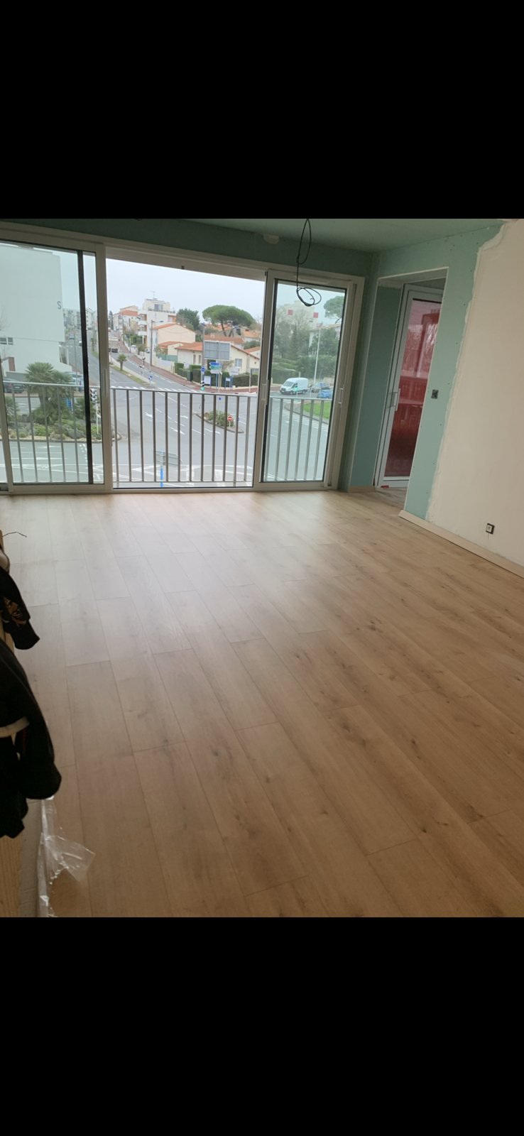 Sol PVC bois clair posé dans un local commercial des Deux-Sèvres