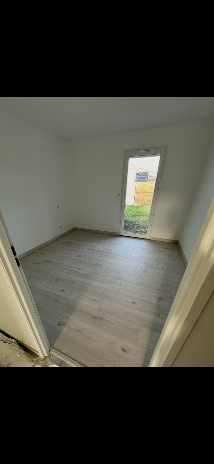 Chambre lumineuse avec sol clair posé en Deux-Sèvres
