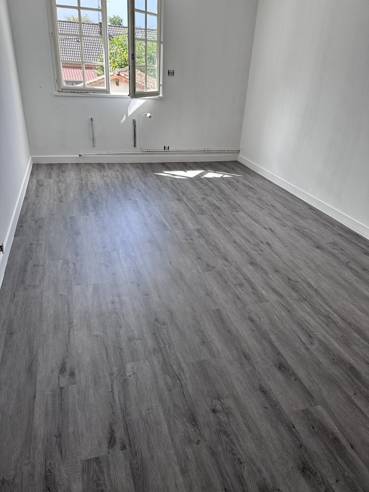 Détail des lames de sol PVC gris posées en Deux-Sèvres