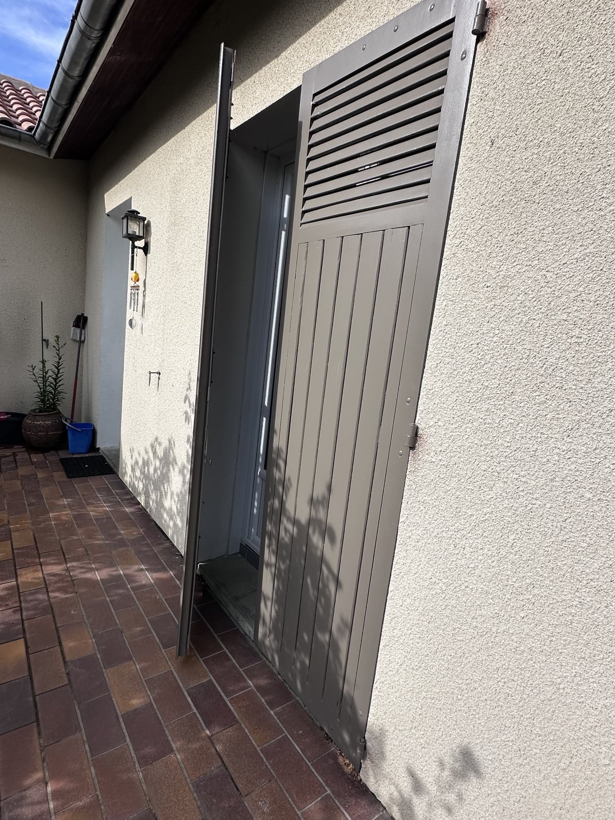 Persiennes et volets repeints en gris en Deux-Sèvres